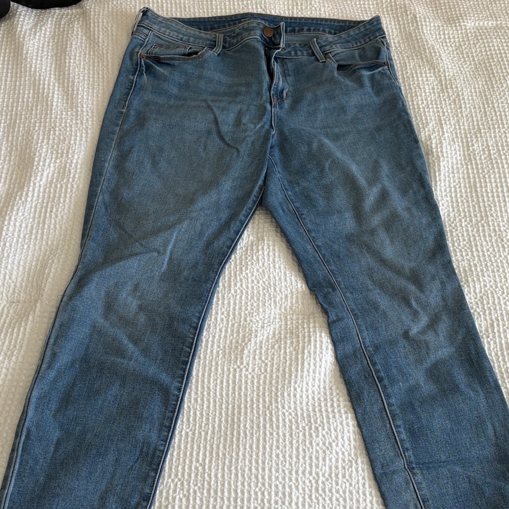Old Navy Women’s Skinny Jeans in Classic Blue